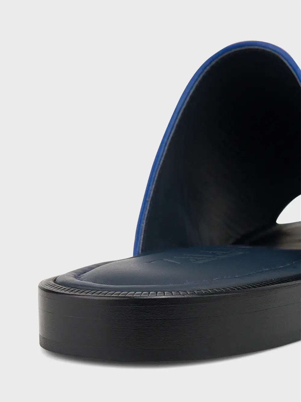 صندل زيللي إليجانس مضفر من جلد العجل من زيللي مع برشام بلمسة نهائية من البلاديوم