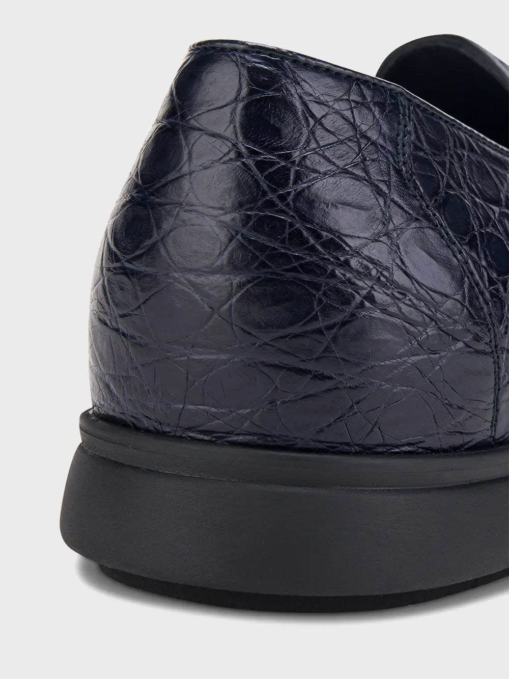 حذاء بدون كعب من جلد التمساح بنعل مطاطي أسود