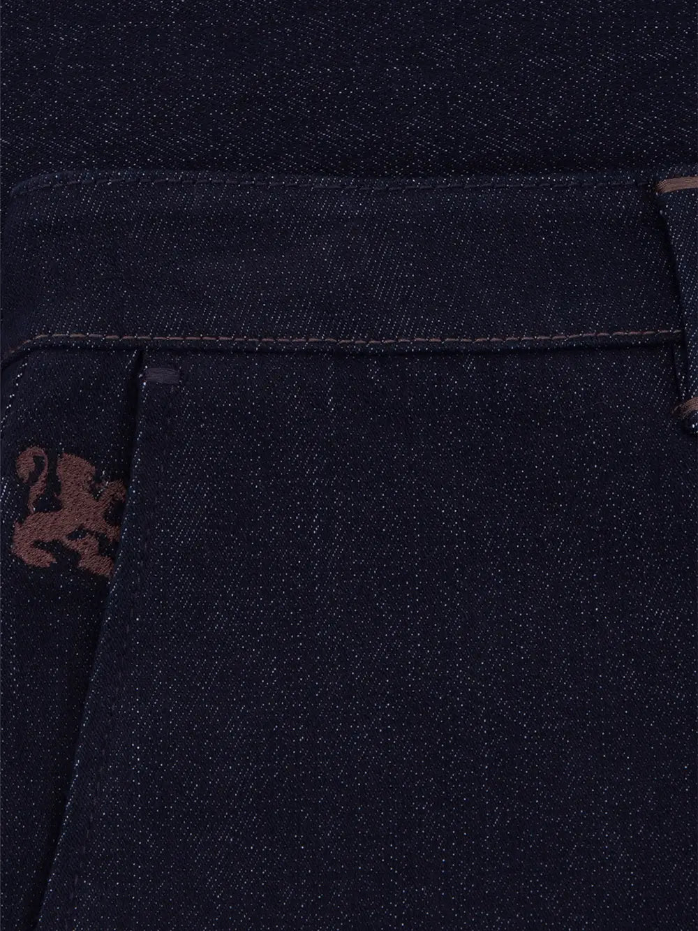 بنطلون جينز بقصة ضيقة