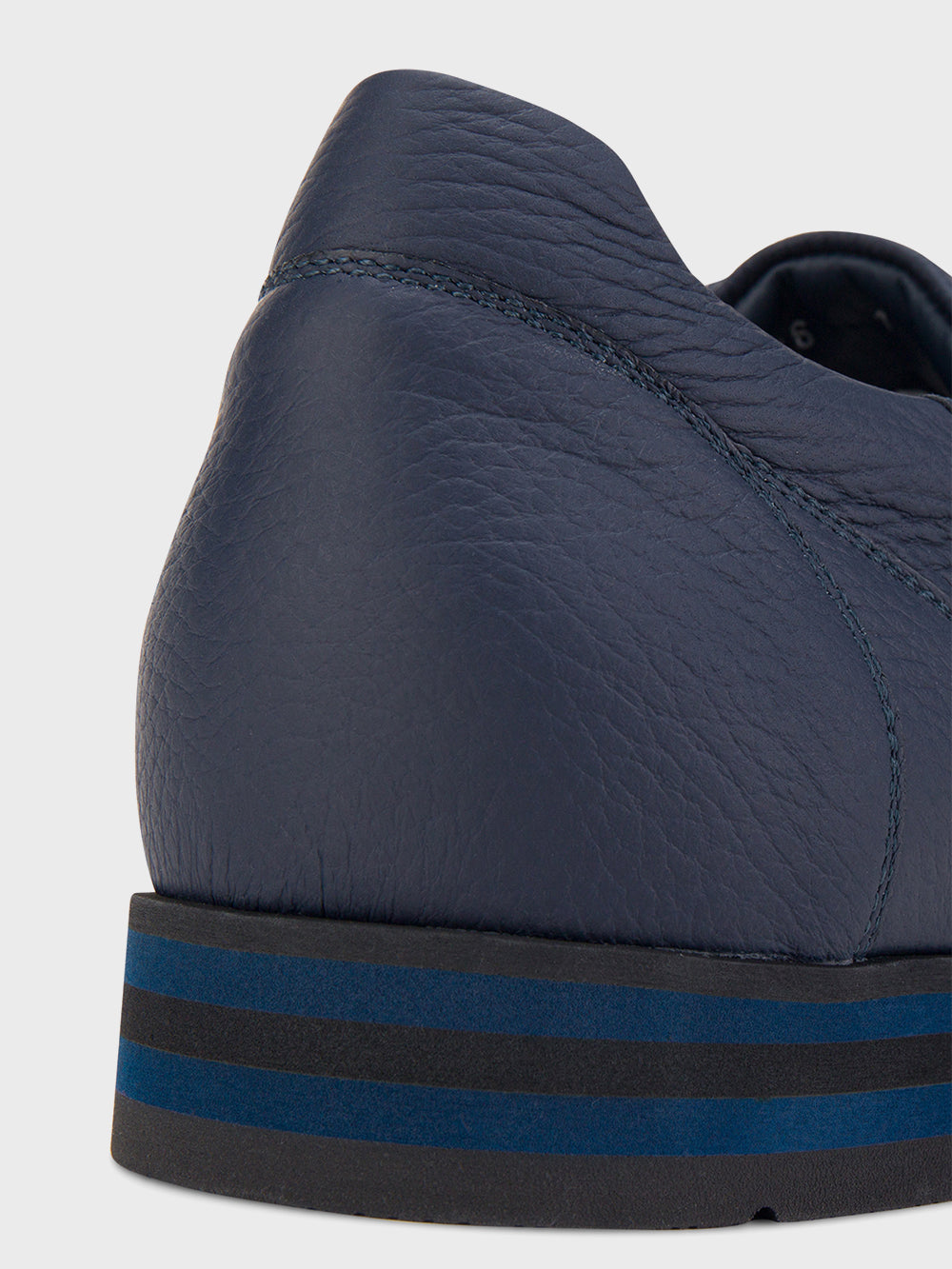 حذاء رياضي غير متماثل