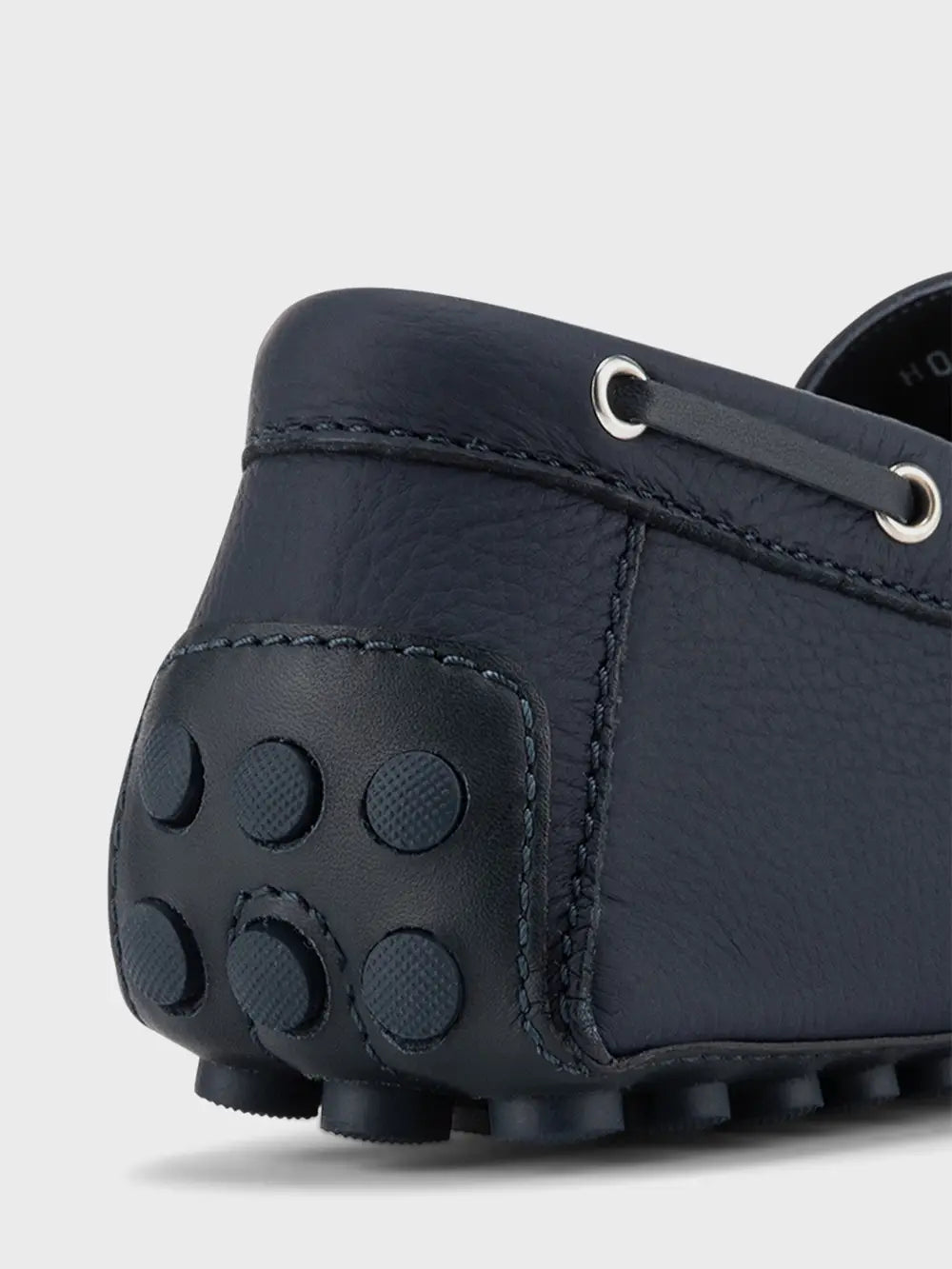 حذاء من جلد الغزال