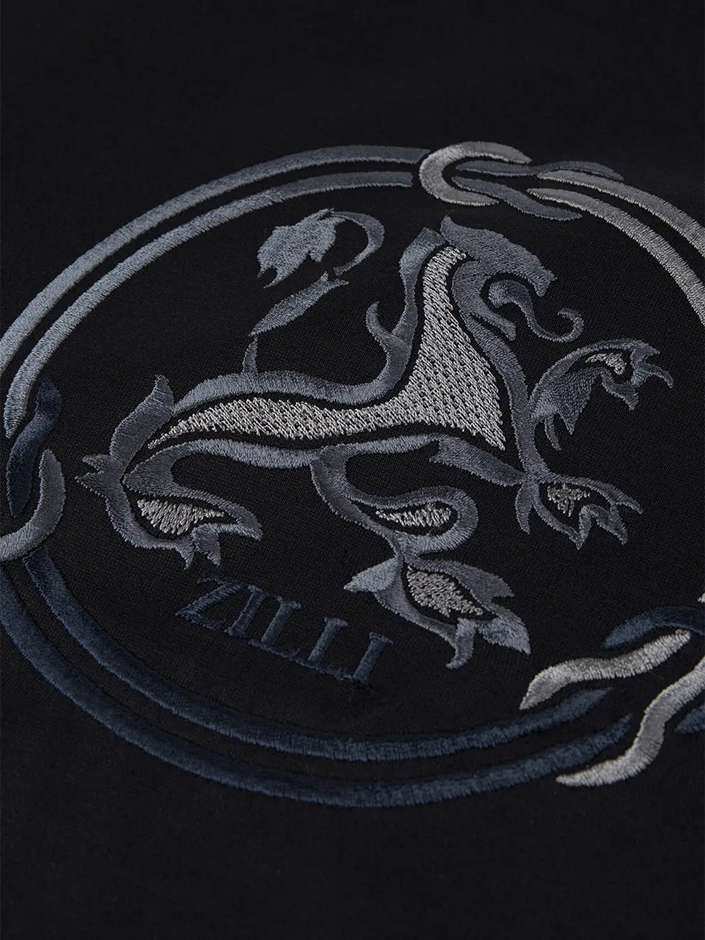 تي شيرت زيللي أسود بتطريز دائرة الأسد