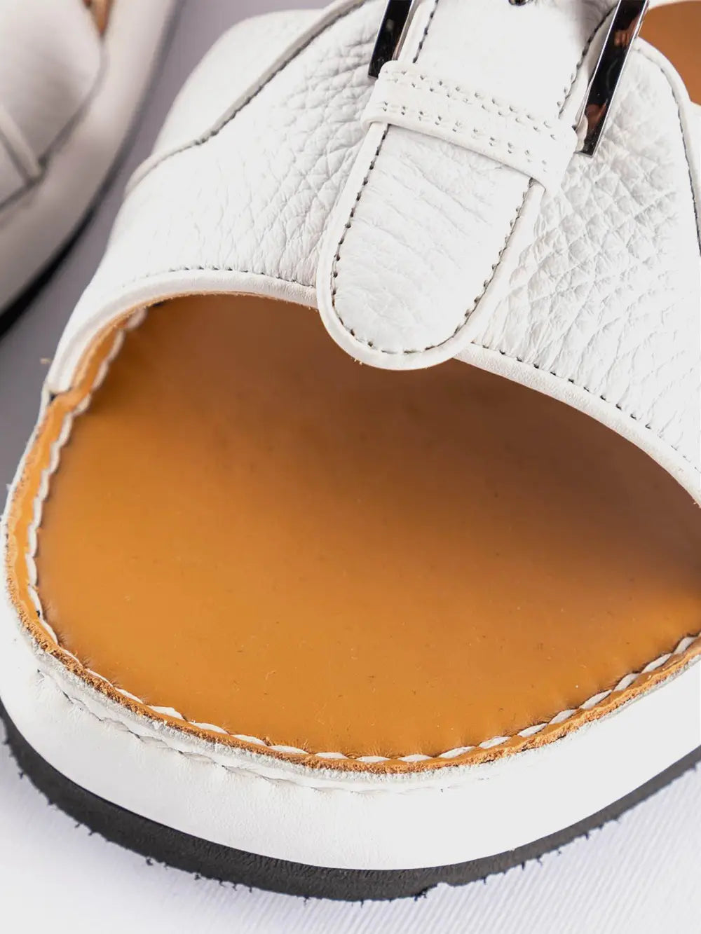 صندل على الطراز العربي من جلد الغزلان