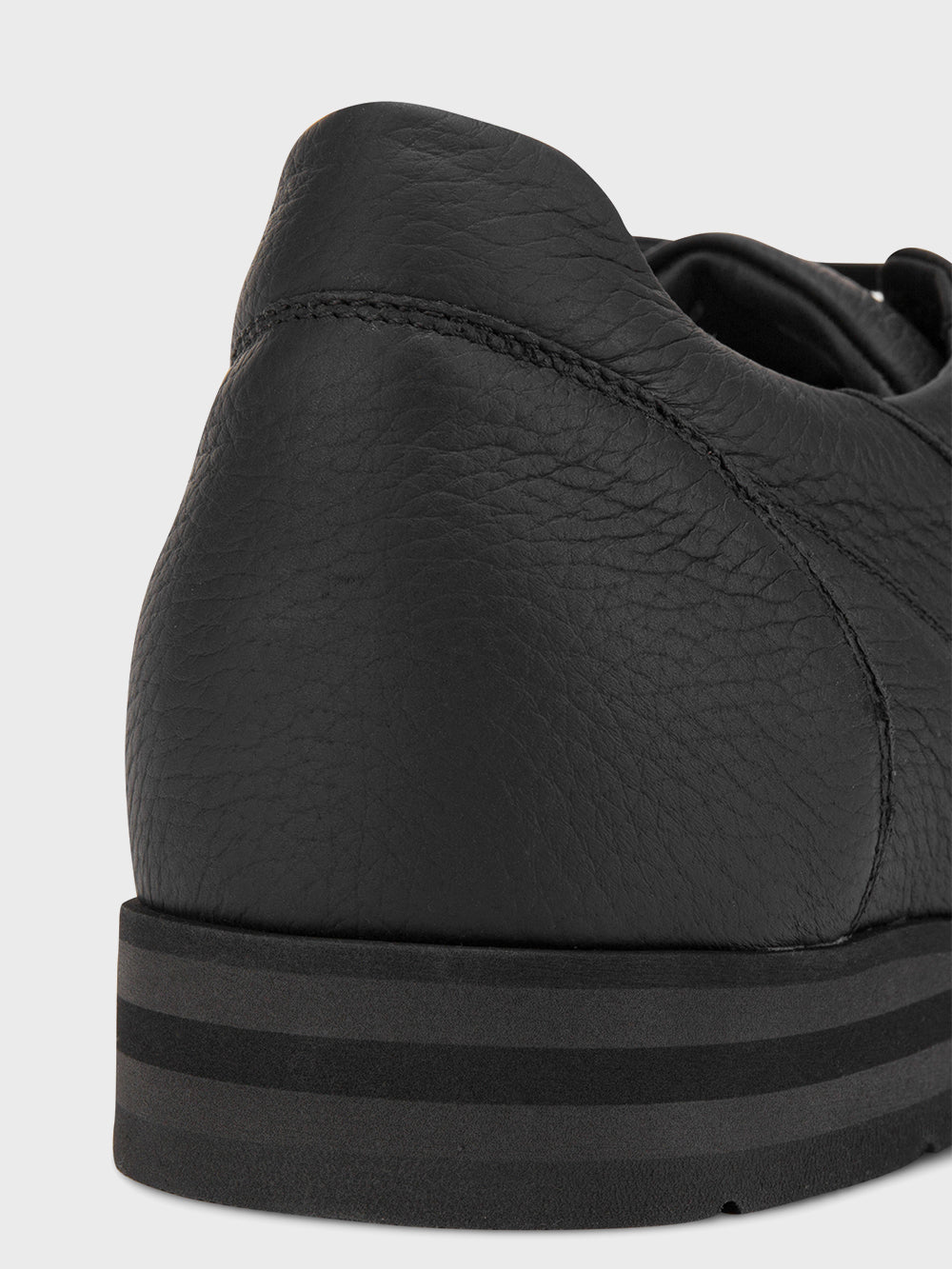 حذاء رياضي غير متماثل