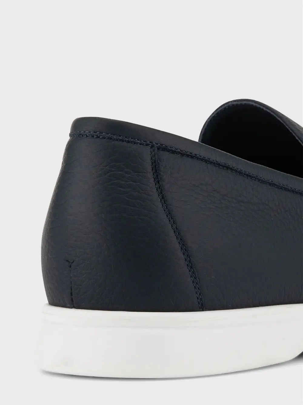 حذاء من جلد الغزال