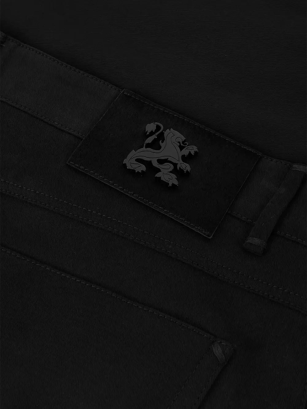 بنطلون جينز بقصة عادية من القطن المطاطي مع رقعة من جلد العجل من جلد الغزال