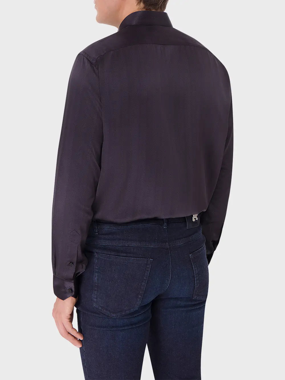 قميص حريري كلاسيكي بأكمام طويلة