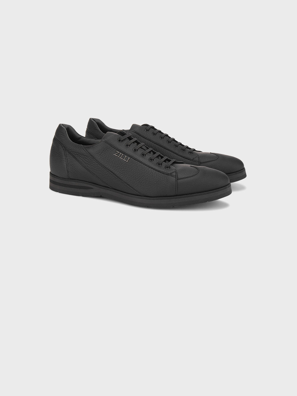 حذاء رياضي غير متماثل