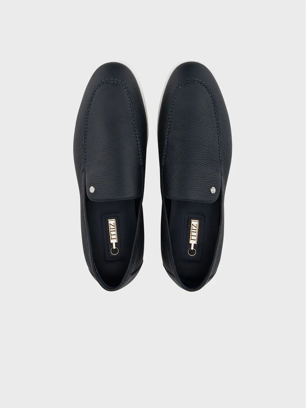 حذاء من جلد الغزال