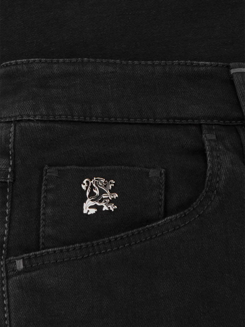 بنطلون جينز بتطريز دائرة الأسد