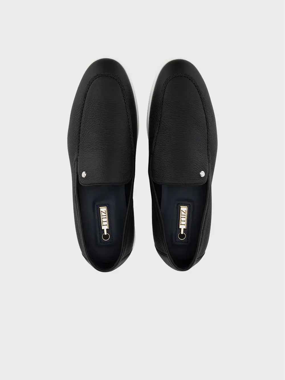 حذاء من جلد الغزال