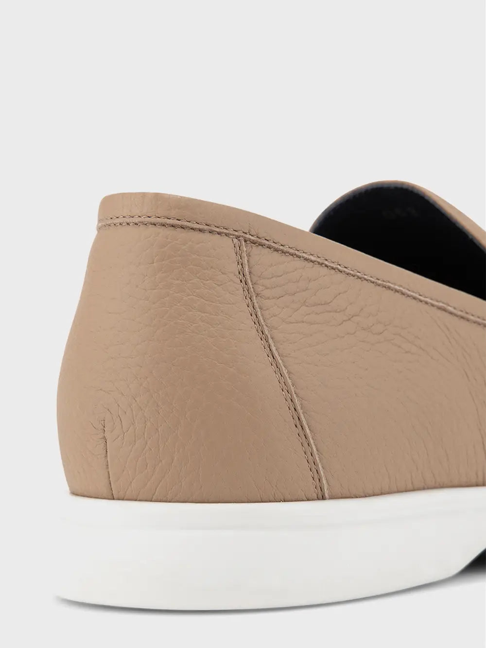 حذاء من جلد الغزال