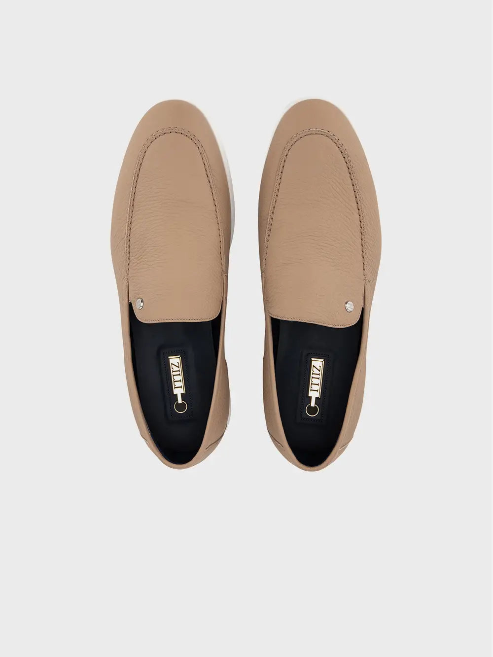 حذاء من جلد الغزال