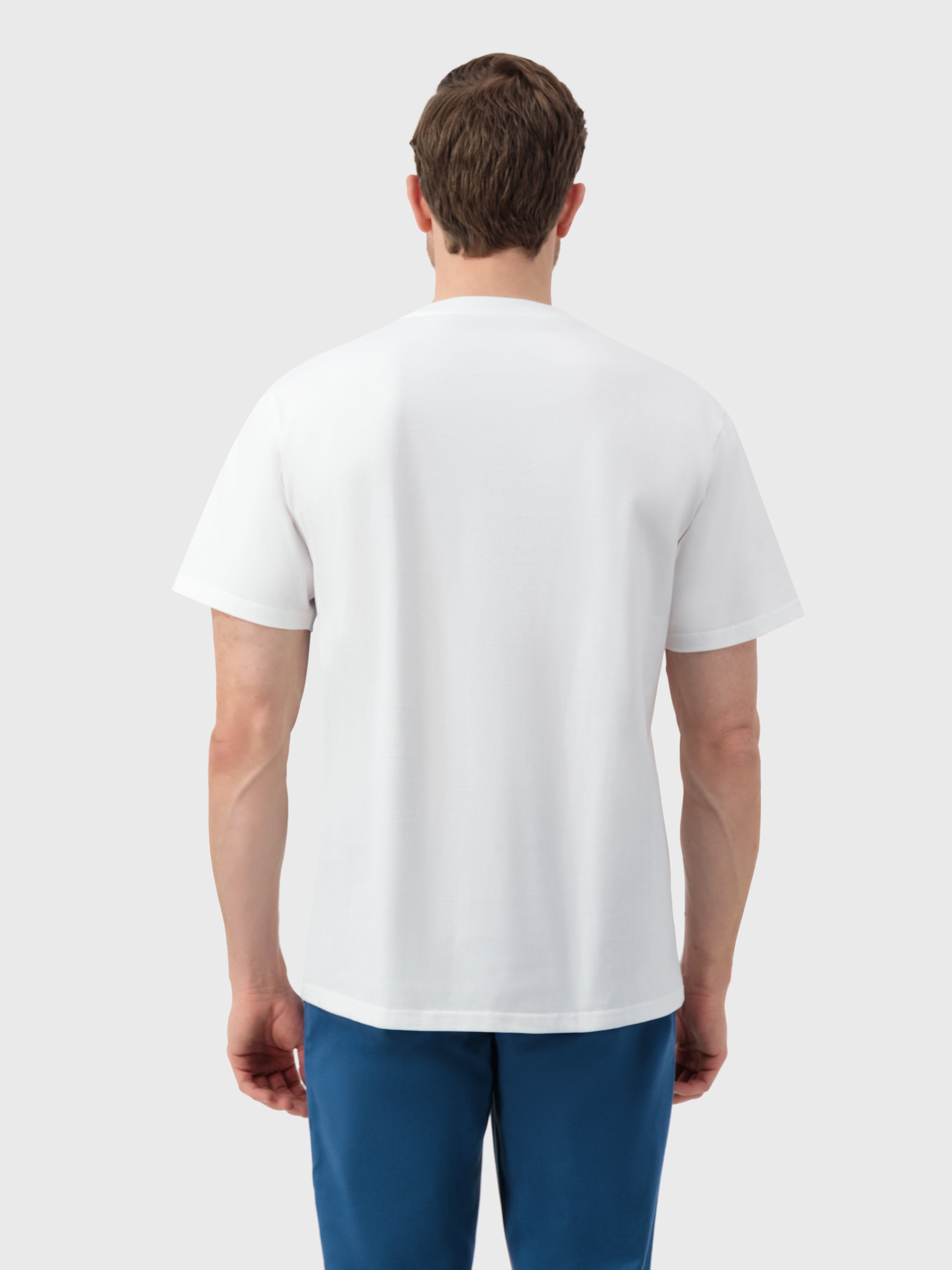 تي شيرت محبوك برسمة منظر طبيعي هادئ أبيض