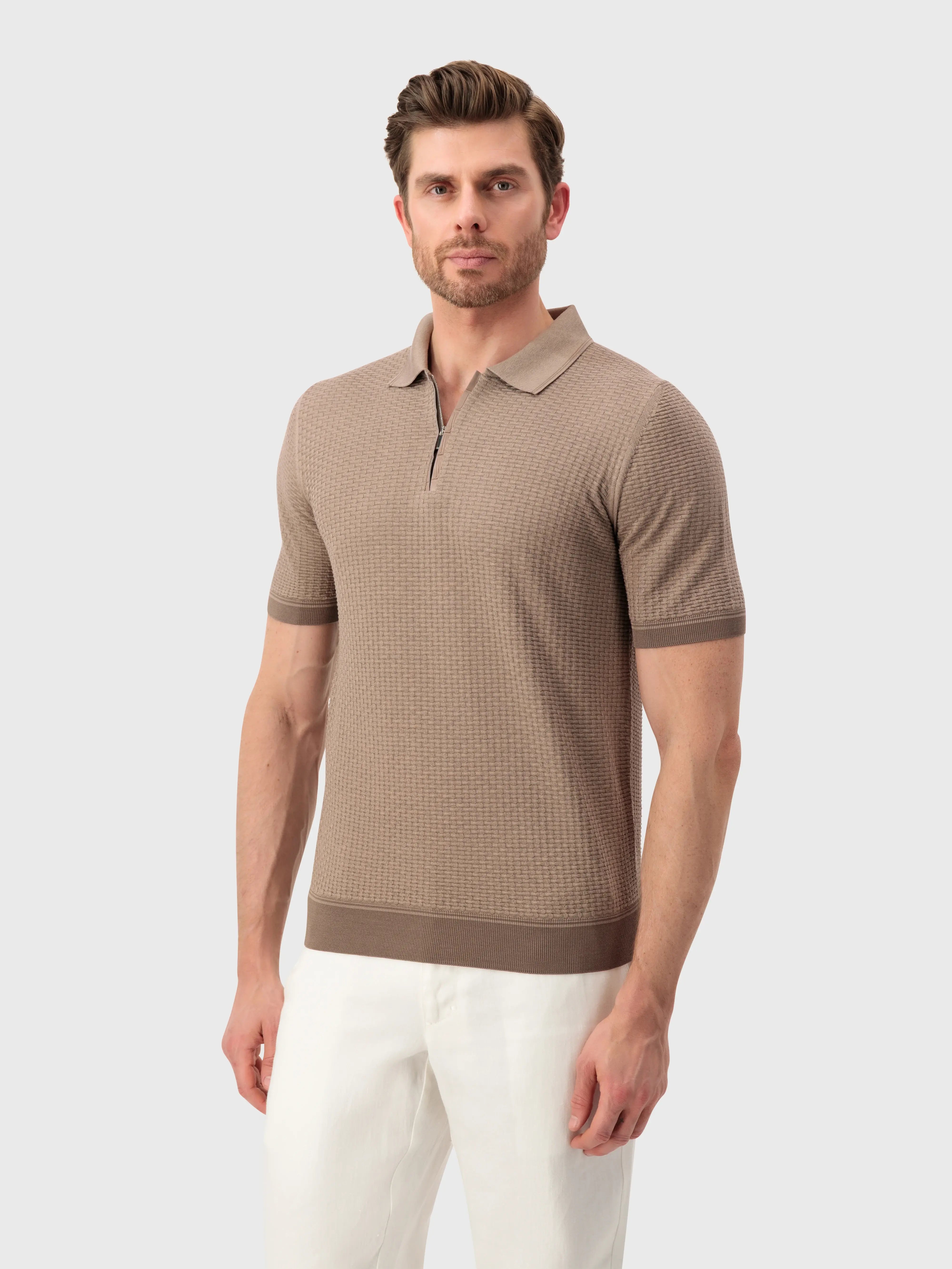 قميص بولو محبوك من الحرير بنقوش هندسية - باهت اللون الظبي