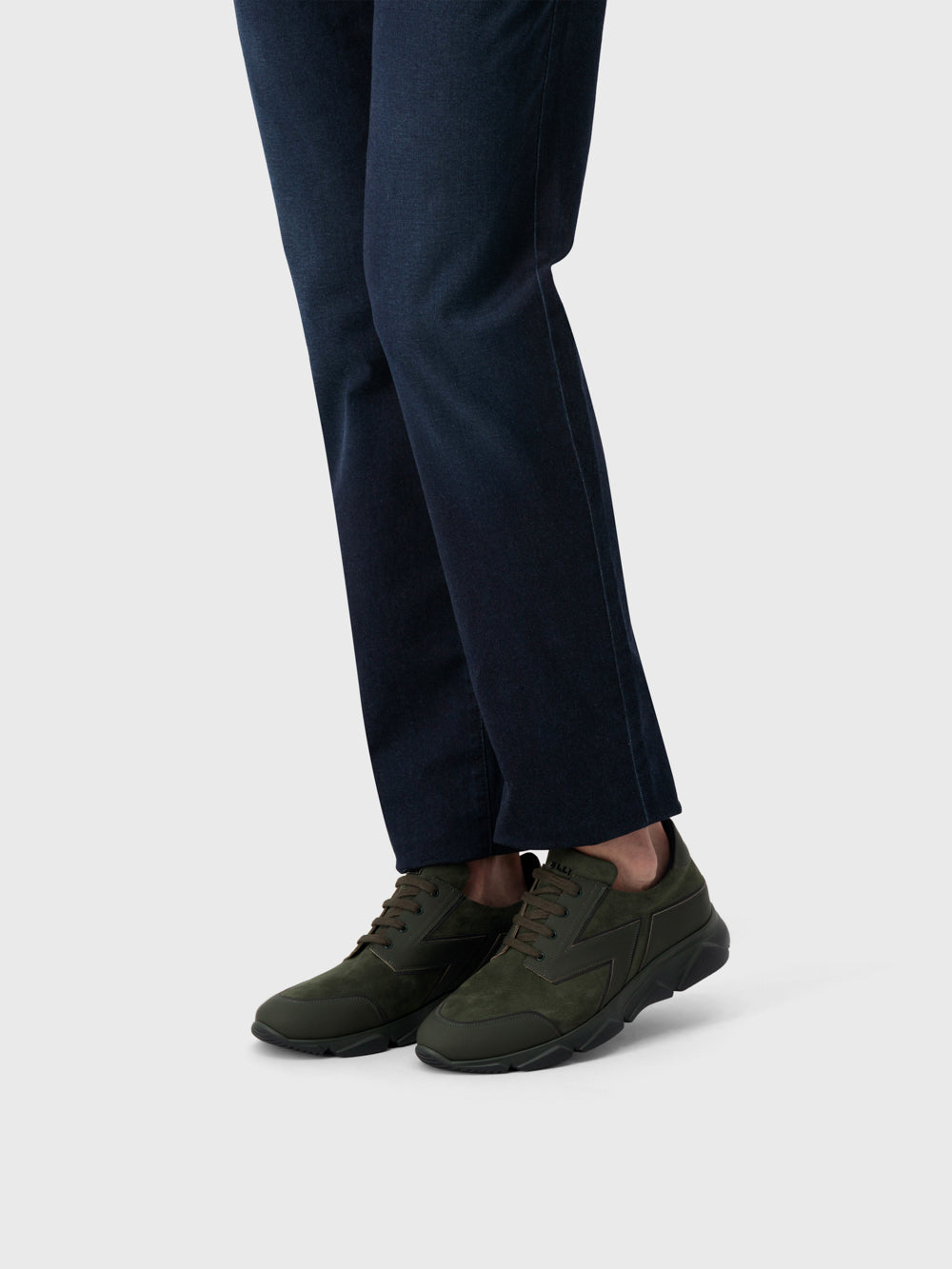 حذاء رياضي بجلد مدبوغ - بلون مائل إلى المريمي الداكن