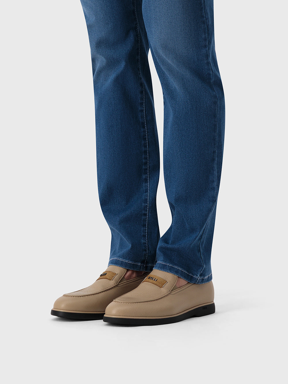 حذاء بدون كعب من جلد الغزال - أشقر فاتح اللون