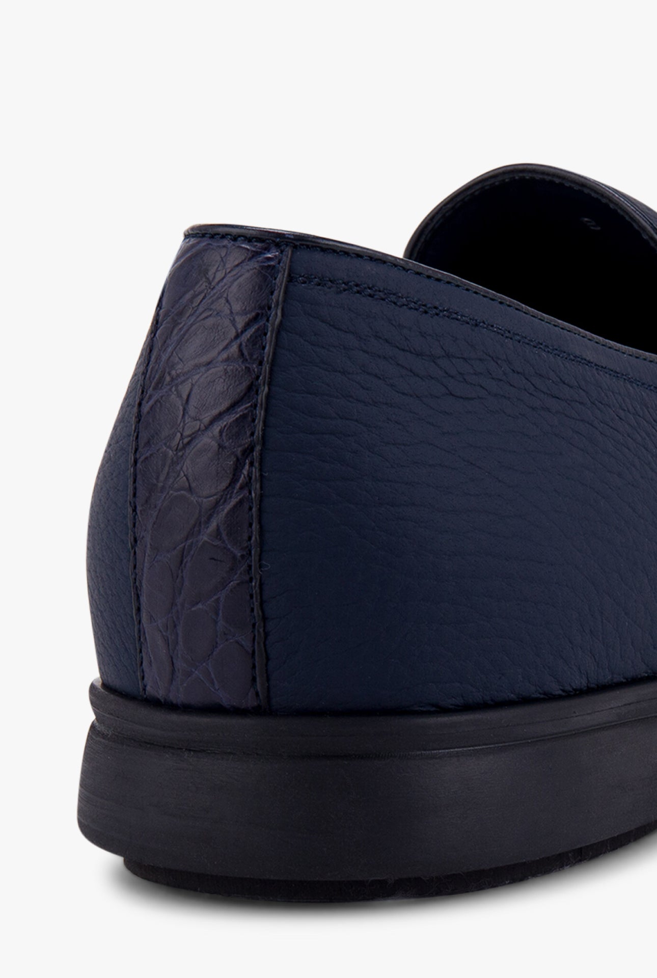 حذاء بدون كعب فاخر من جلد الغزال والكايمان