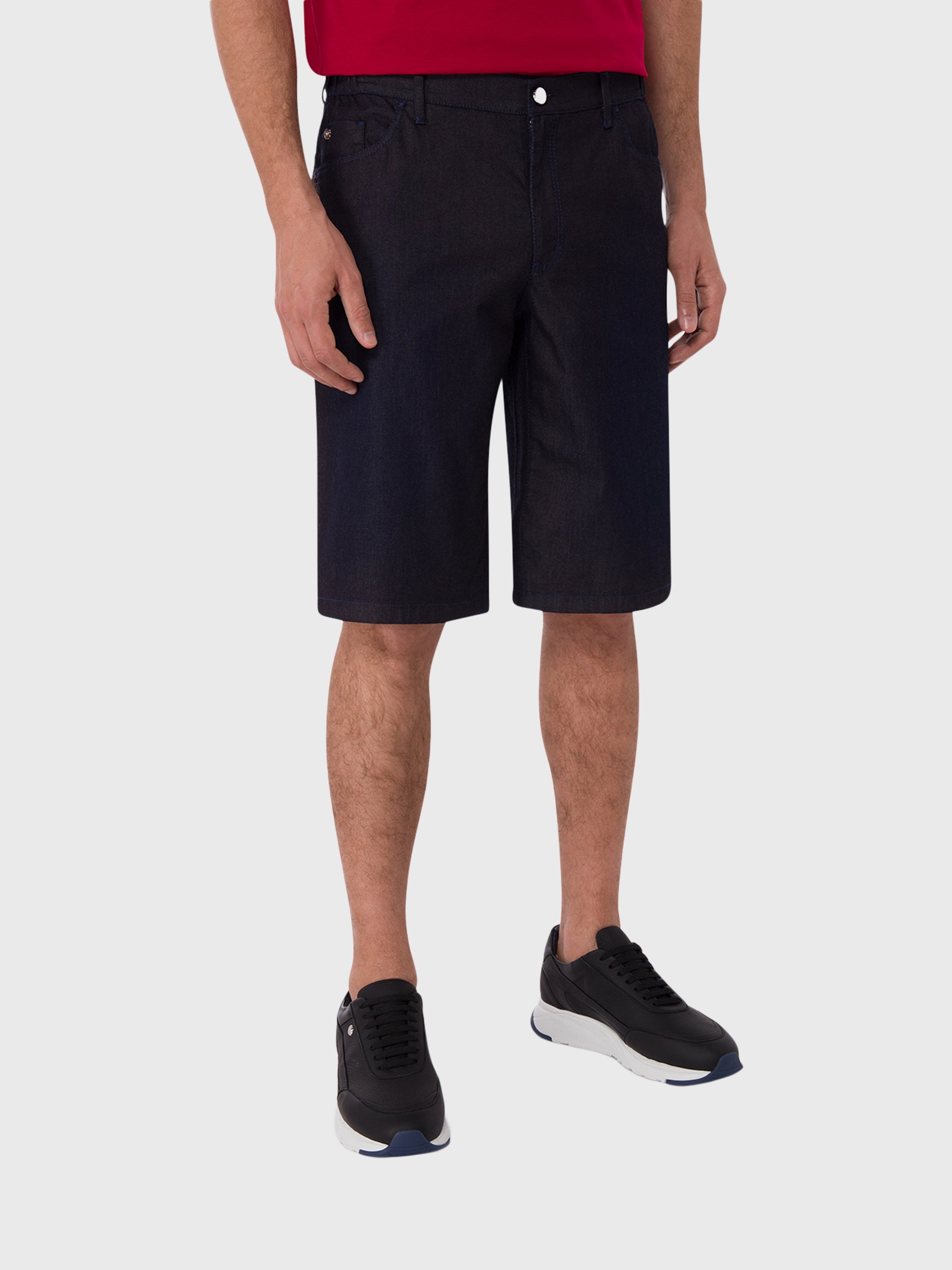 شورت جينز قصير ضيّق بقصة ضيقة