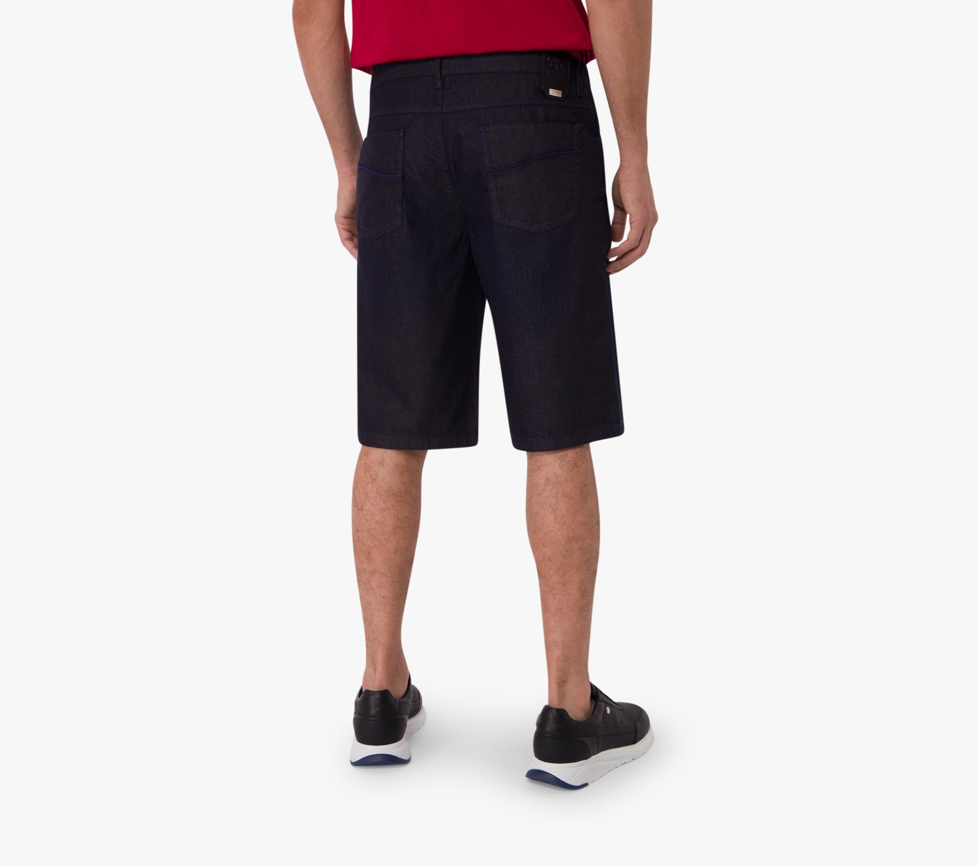 شورت جينز قصير ضيّق بقصة ضيقة