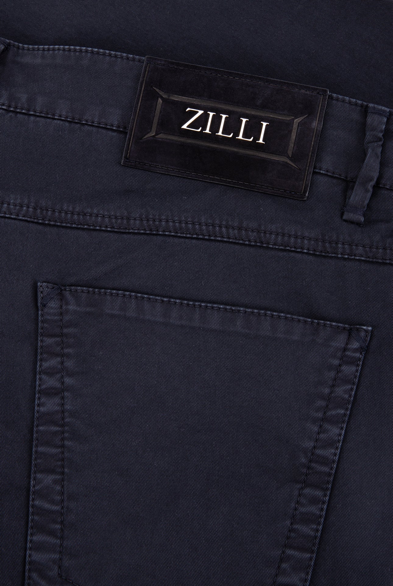 بنطلون بقصة ضيقة