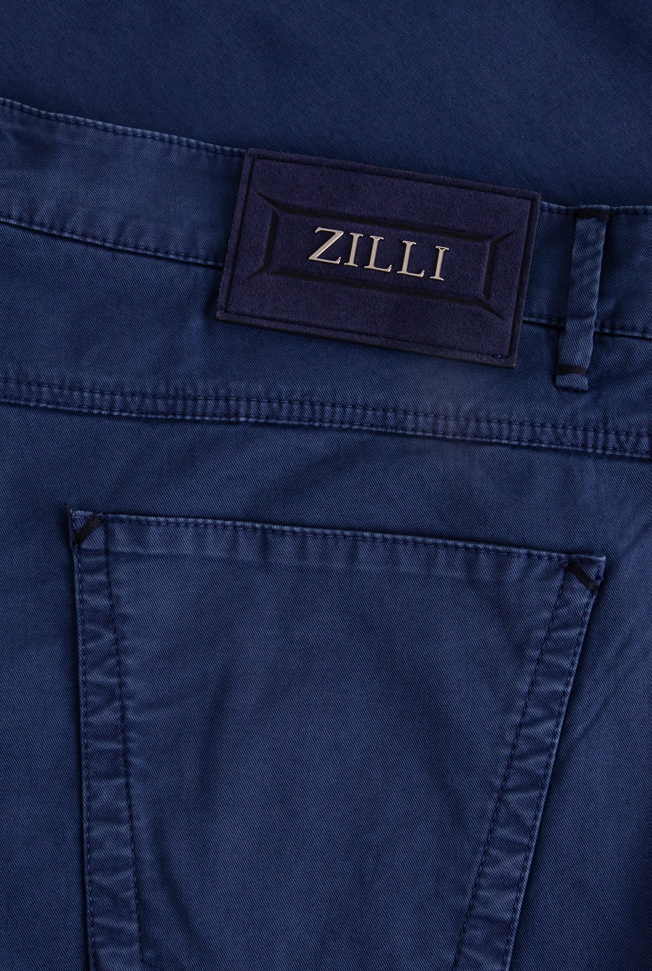 بنطلون بقصة ضيقة