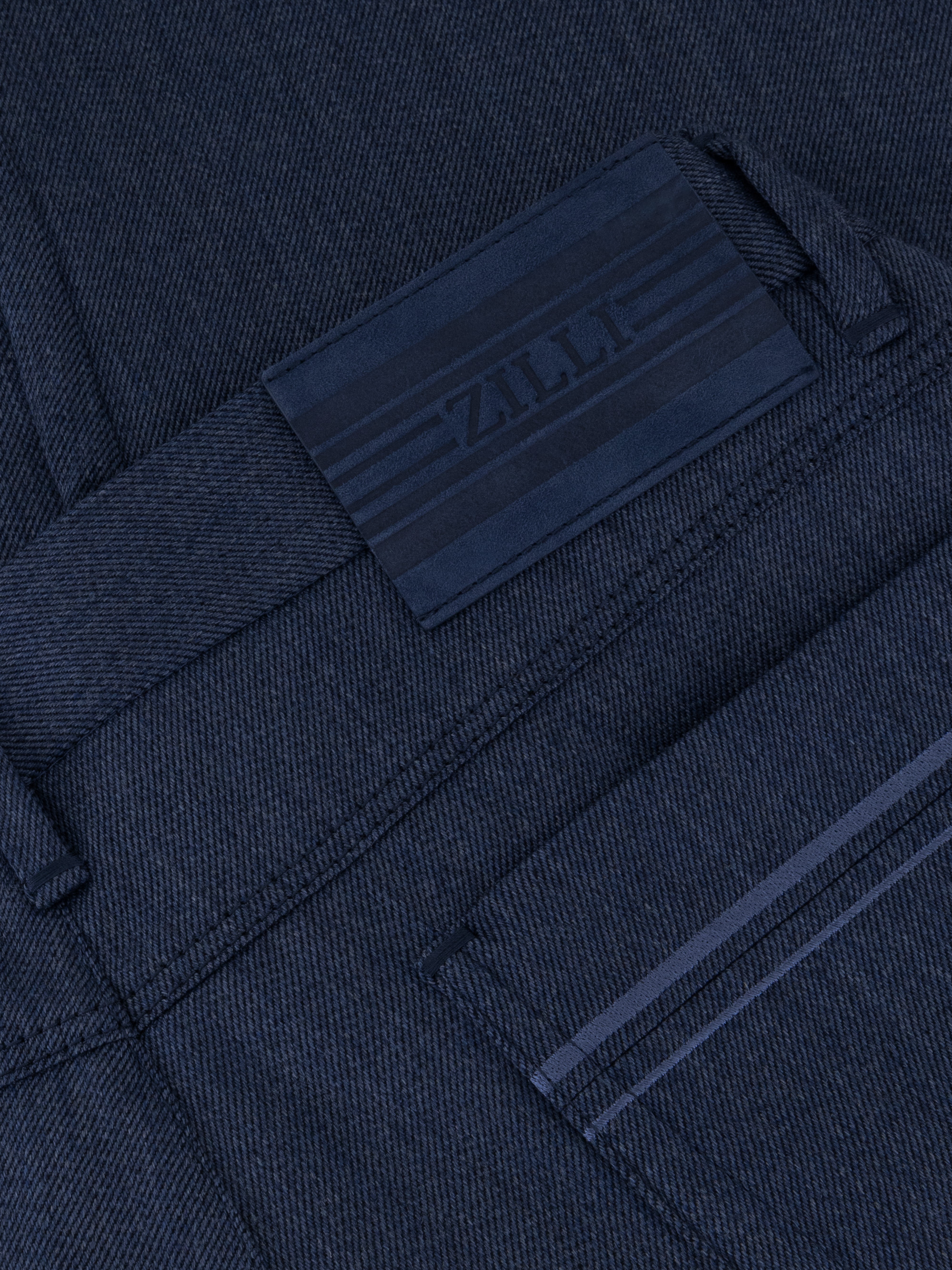 بنطلون أزرق مع رقعة من جلد الغزال العجل