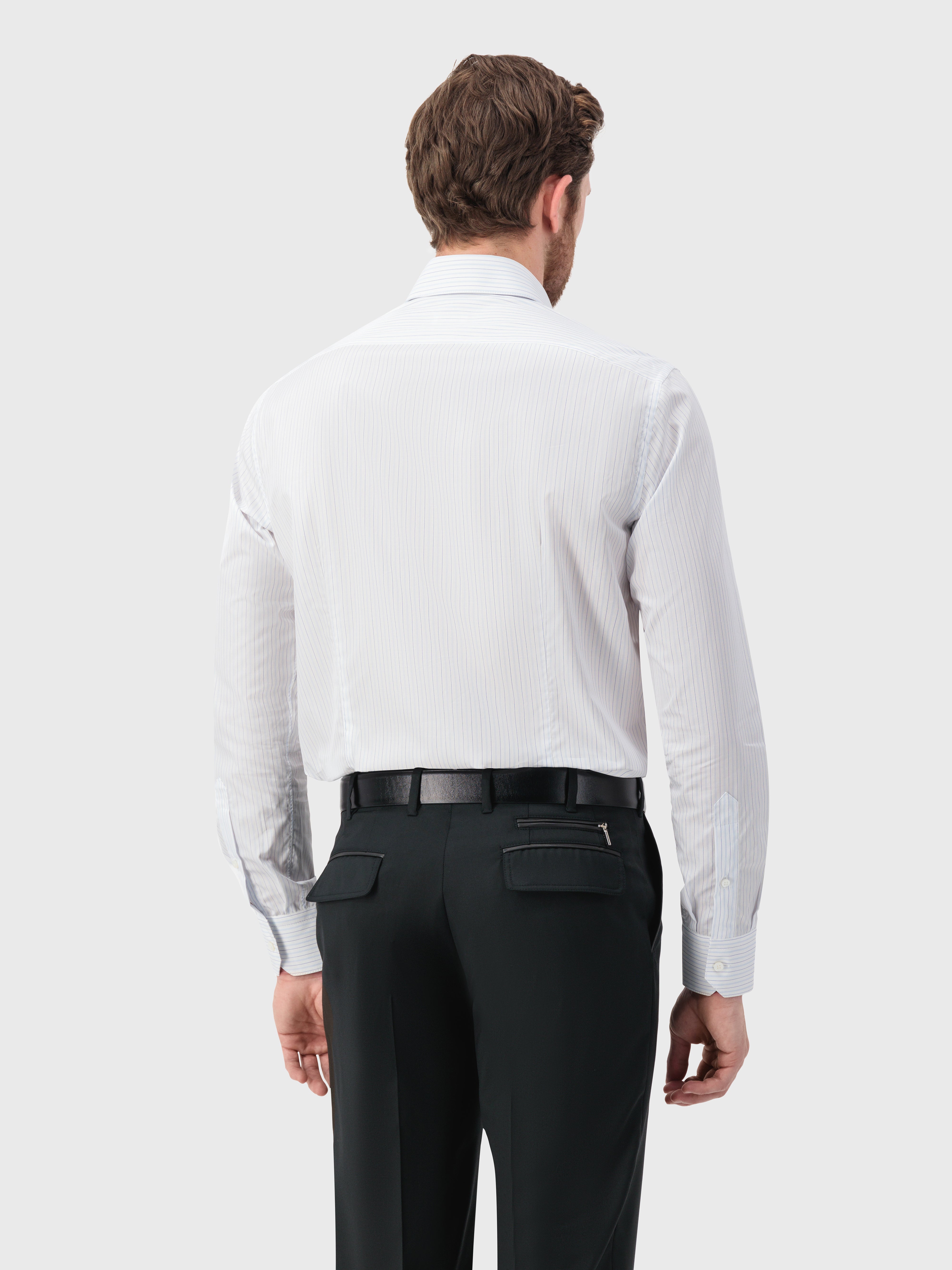 قميص بنقشة مخططة دقيقة أزرق فاتح