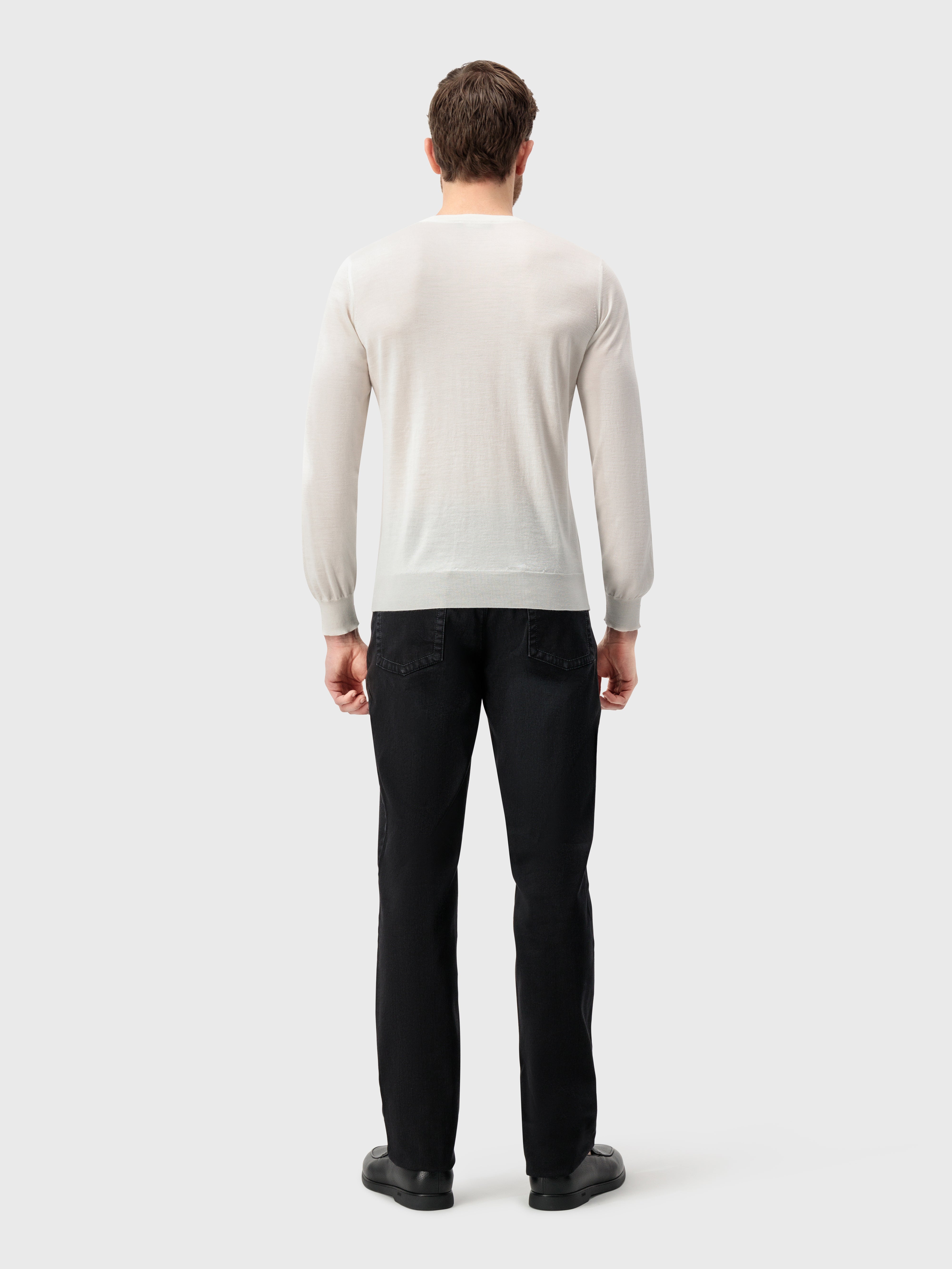 كنزة صوفية بياقة كراونك أبيض