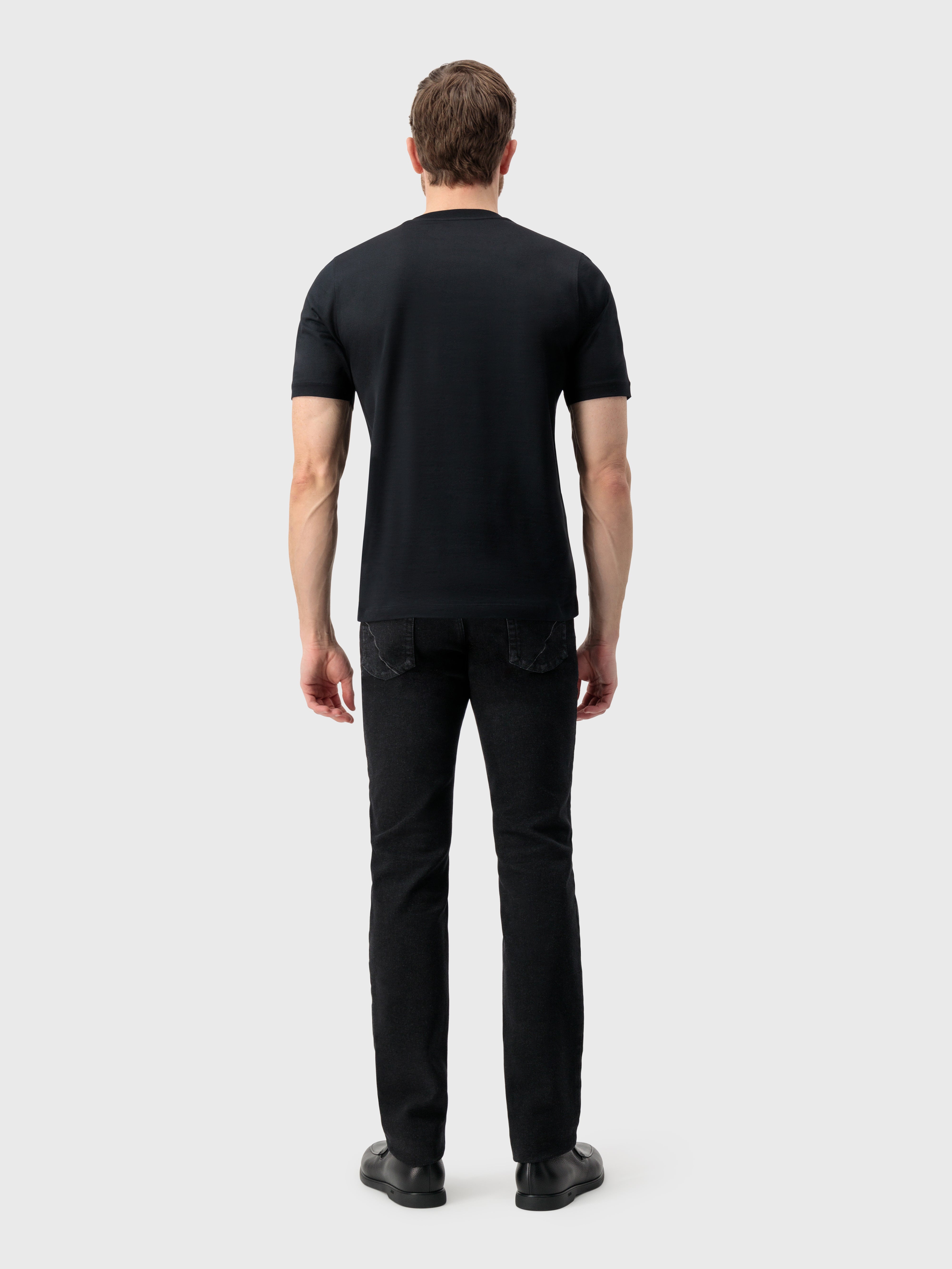 تي شيرت بتطريز بأربعة خطوط أسود