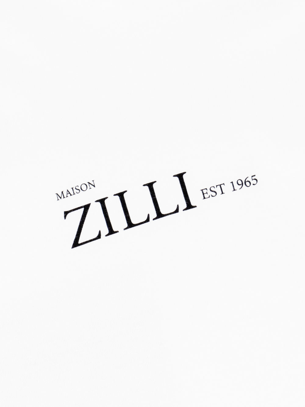 تي شيرت محبوك برسم شلال أبيض