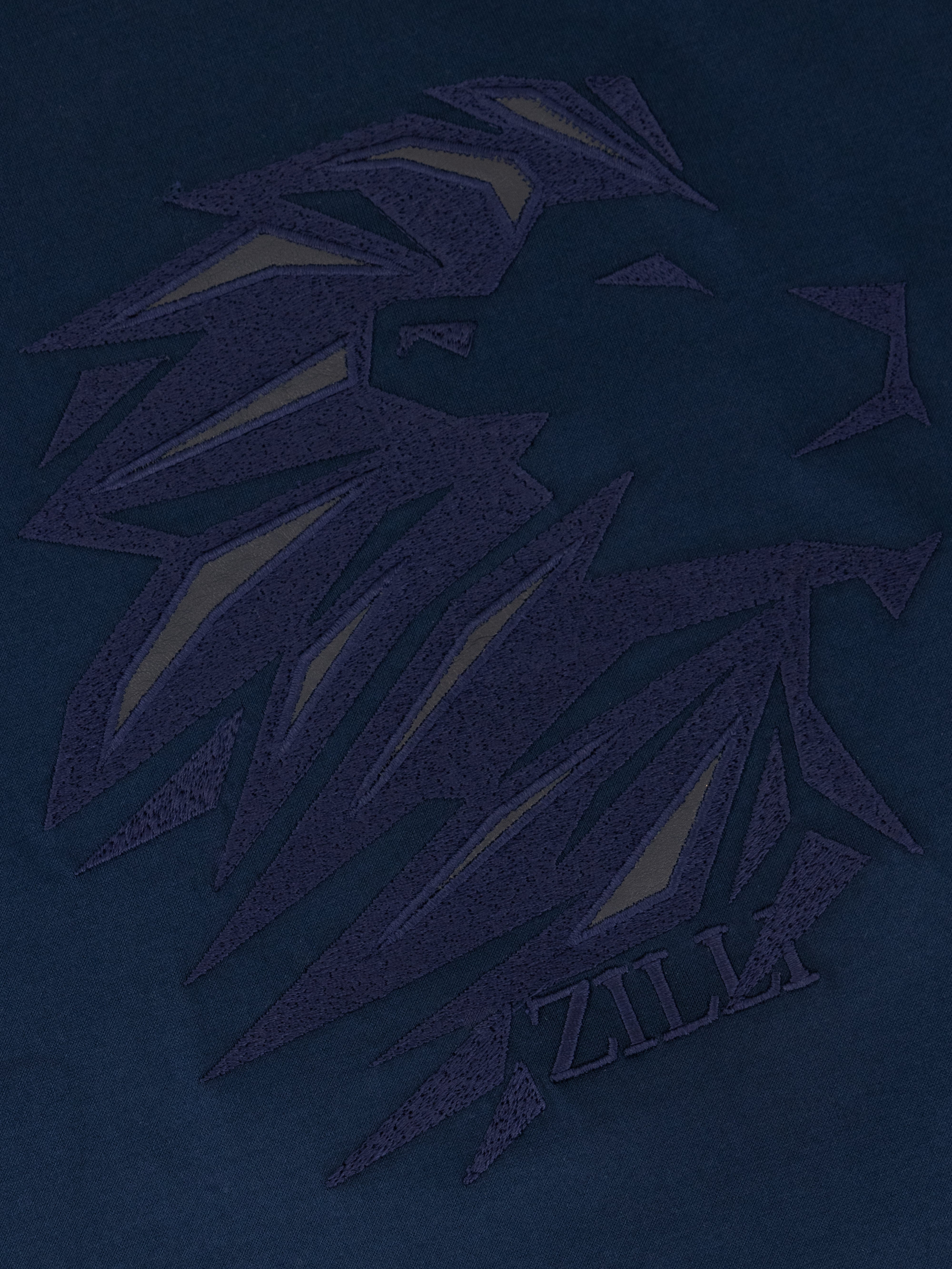 تي شيرت برأس أسد باللون الكحلي الداكن