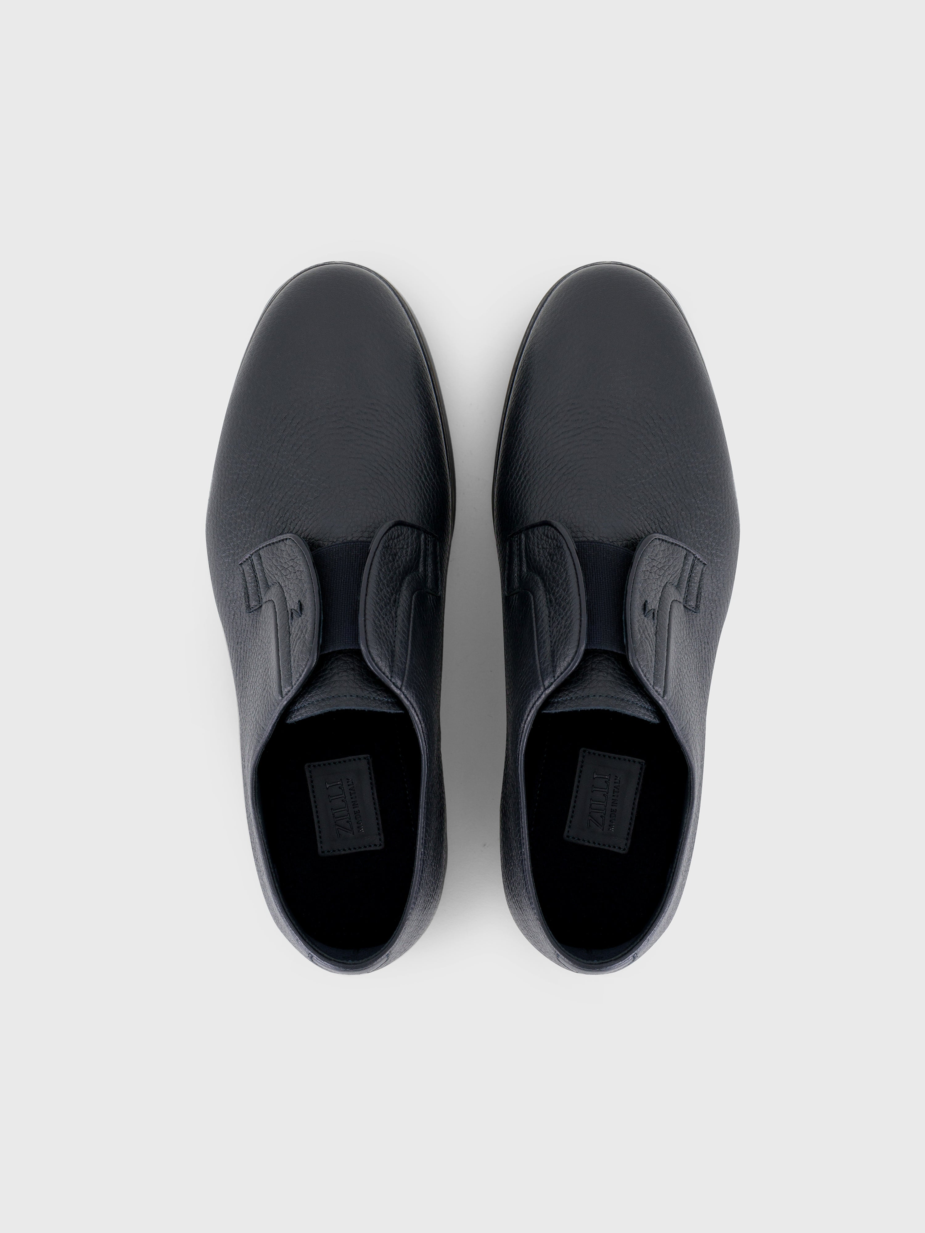 حذاء من جلد الغزلان بلون كحلي غامق