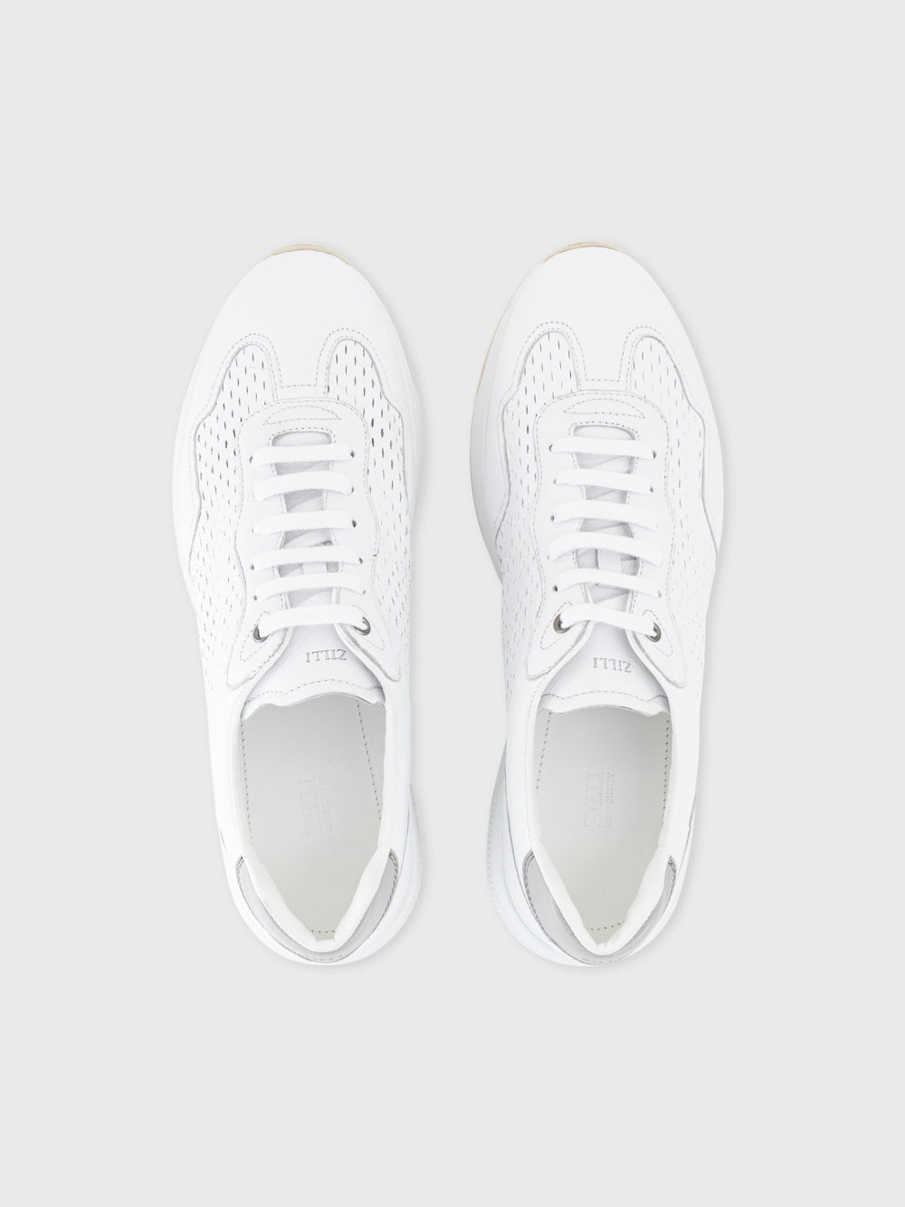 حذاء رياضي جلدي منخفض الساقية - أبيض