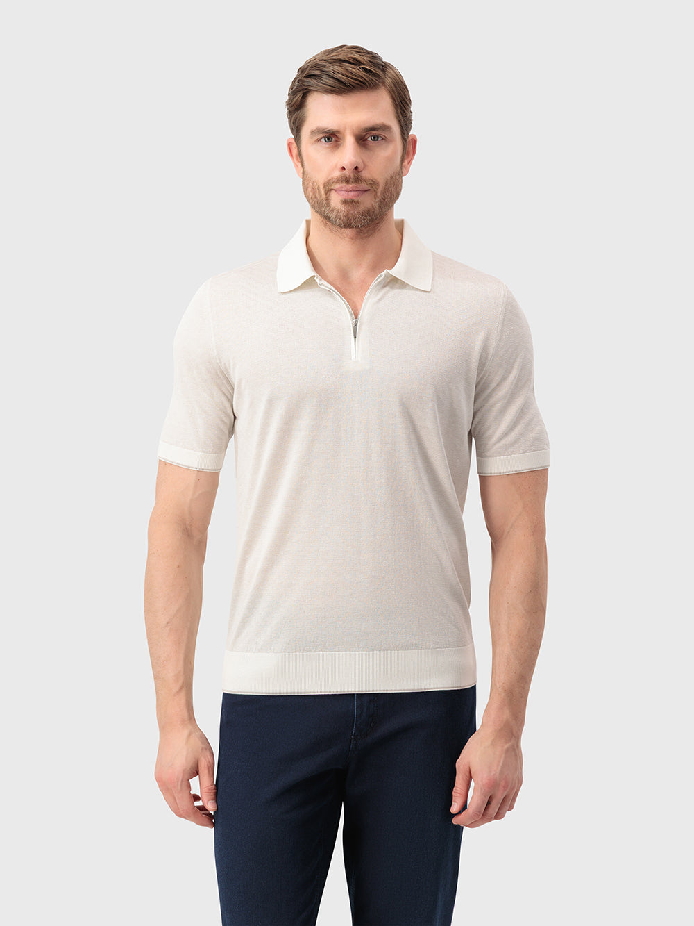 تي شيرت بولو بنقشة هندسية محبوكة بالحرير - أبيض طبيعي