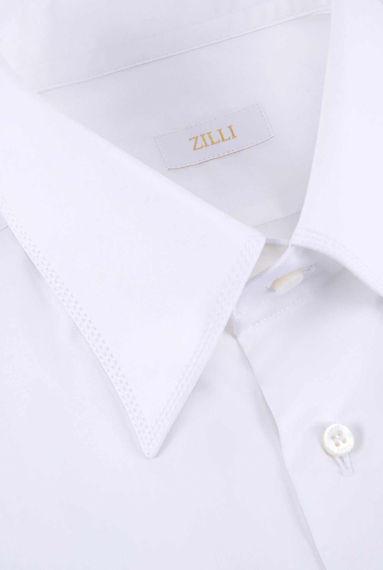 قميص بأكمام طويلة