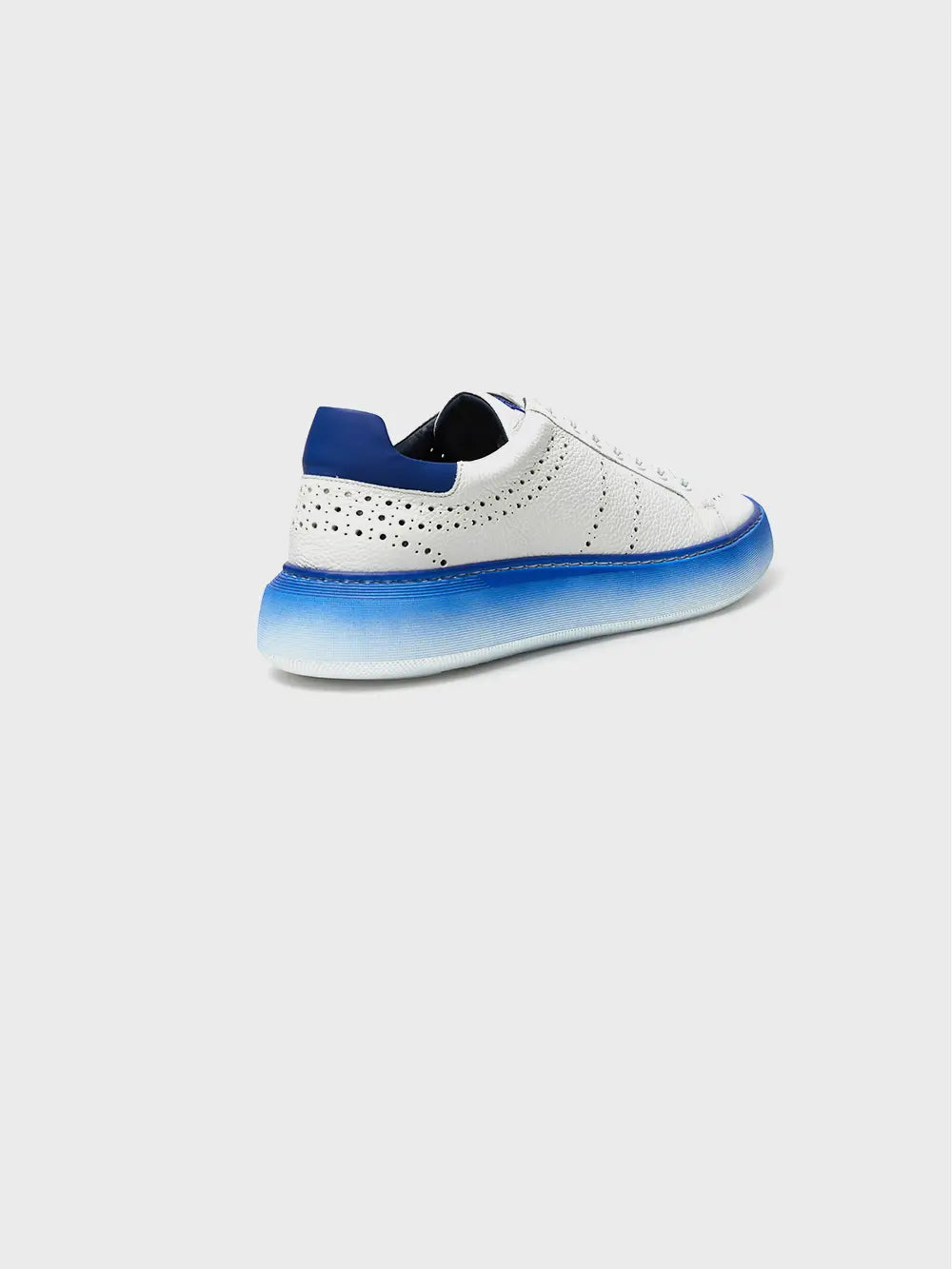 حذاء رياضي إيطالي من زيلي من الجلد الأبيض المثقب مع برشام بلمسة نهائية من البلاديوم