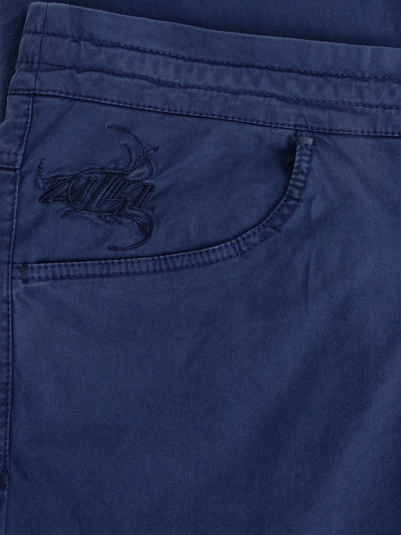 Эластичные джинсы облегающего кроя