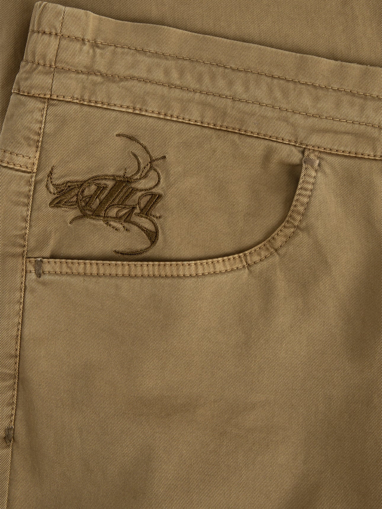 Эластичные джинсы облегающего кроя