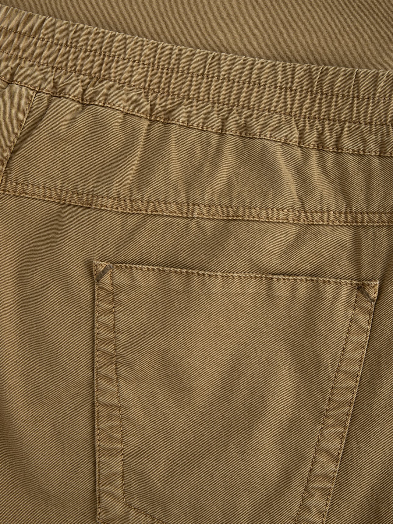 Эластичные джинсы облегающего кроя