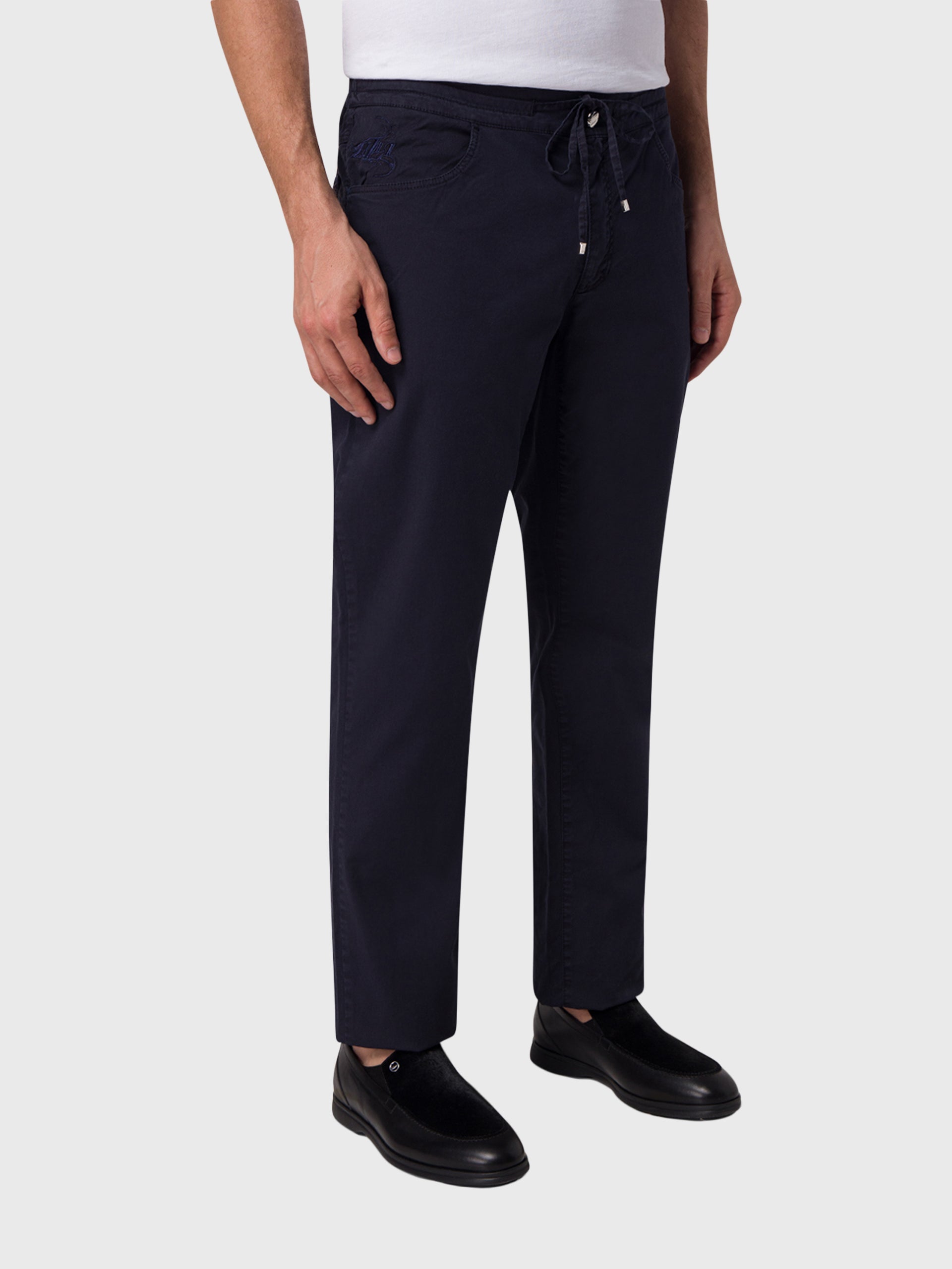 Эластичные джинсы облегающего кроя