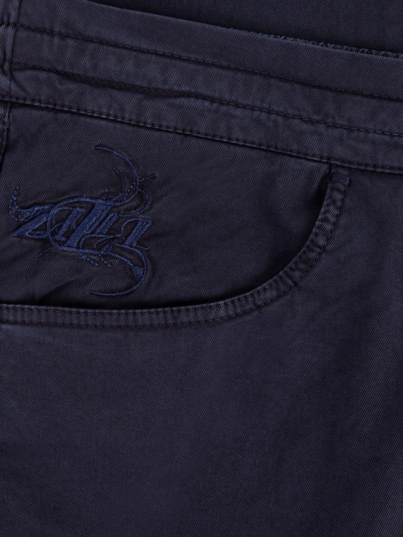 Эластичные джинсы облегающего кроя