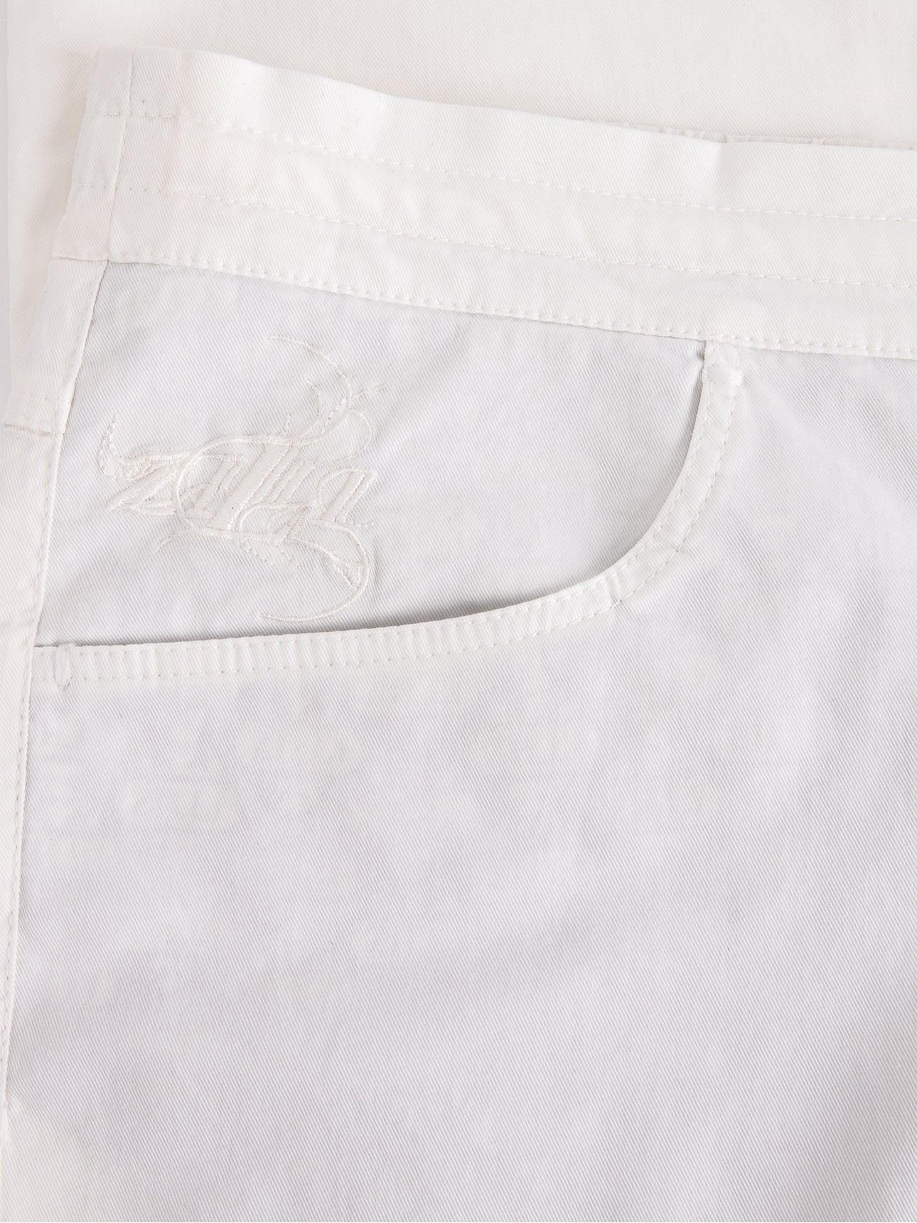 Эластичные джинсы облегающего кроя