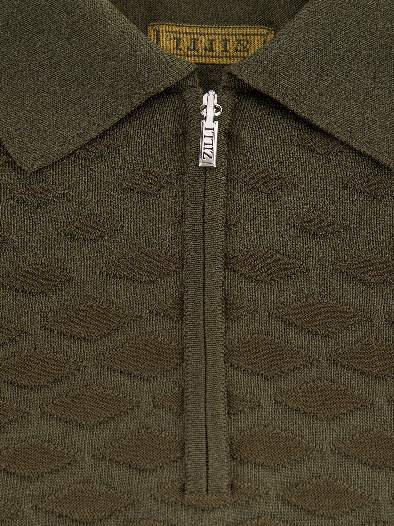 Поло с коротким рукавом на молнии и бриллиантовым узором