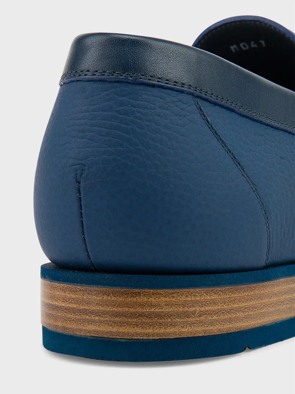 Шлепанцы из оленьей кожи с латунными заклепками с палладиевой отделкой