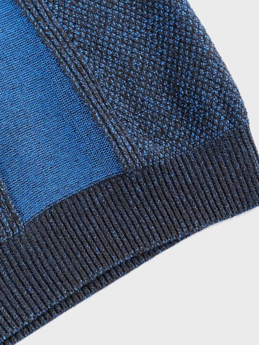 Свитер с круглым вырезом