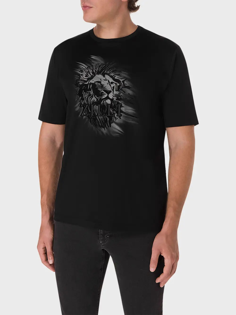 Футболка с вышивкой "Лев на ветру