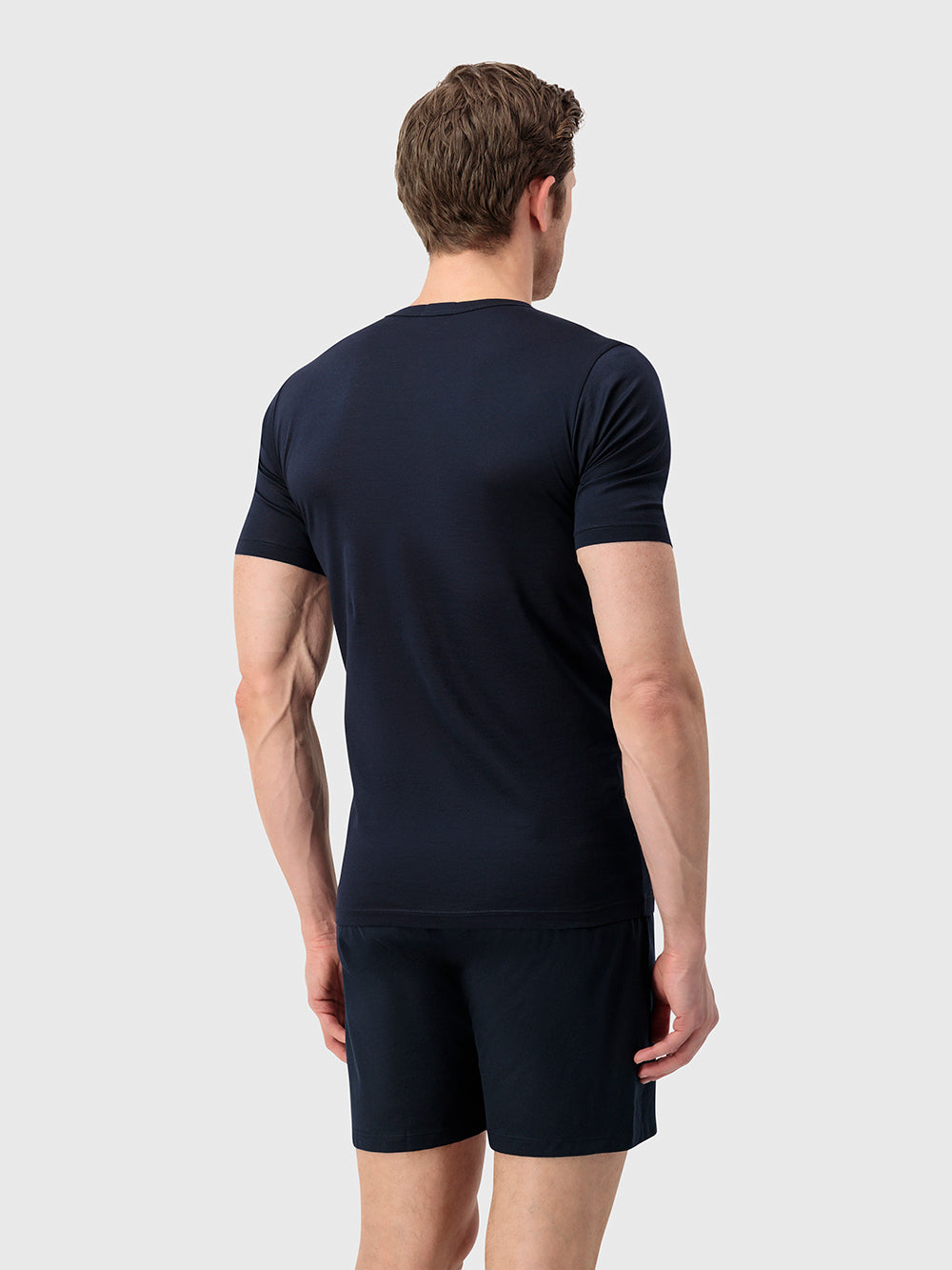 Классическая футболка с V-образным вырезом