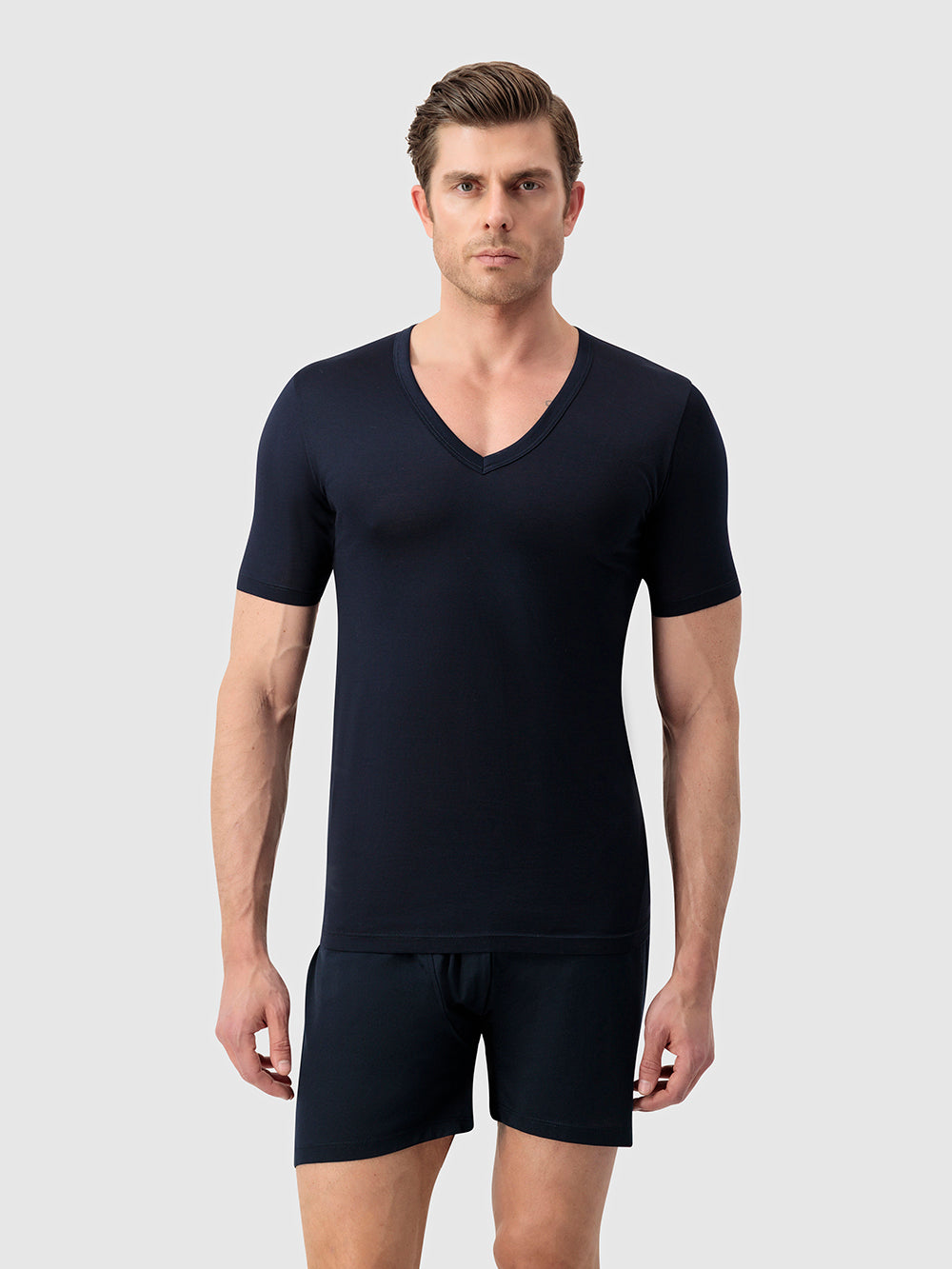 Классическая футболка с V-образным вырезом