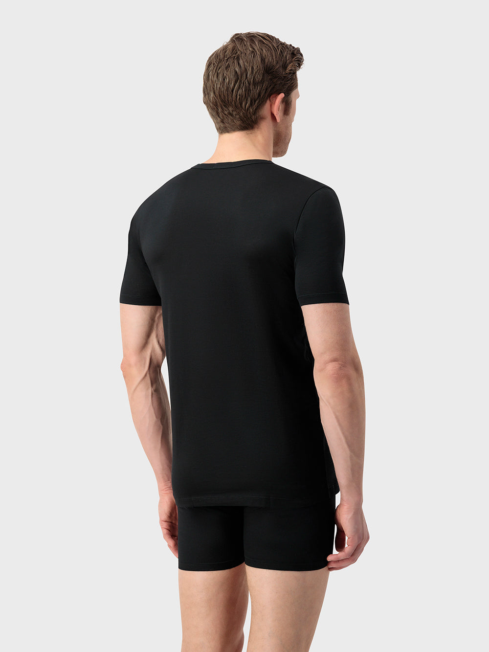 Классическая футболка с V-образным вырезом